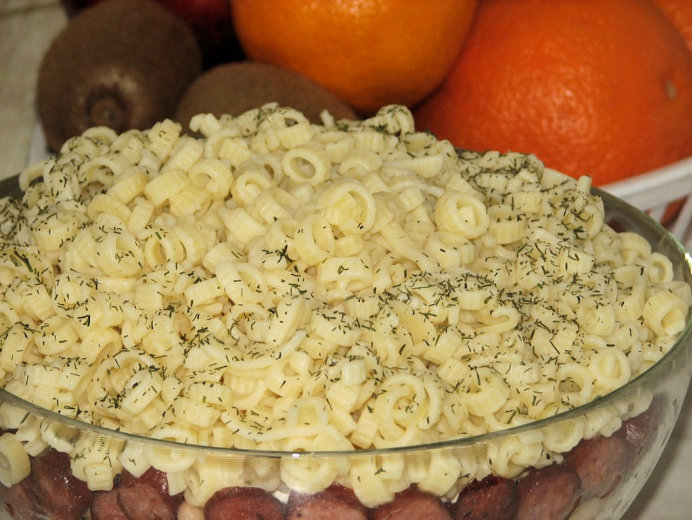 Makaronowa sałatka z kiełbaską i białą fasolką - zdjęcie 3