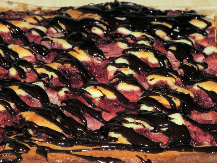 Maślane ciasto z truskawkami w polewie czekoladowej