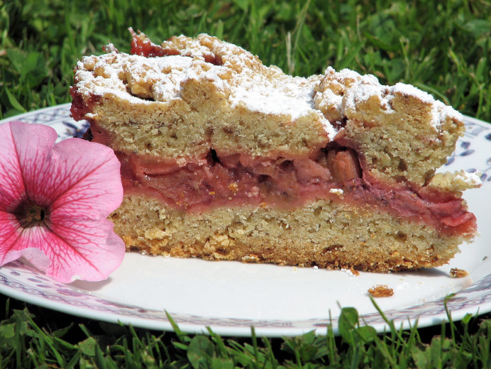 Orzechowe ciasto z truskawkowo-rabarbarową masą - zdjęcie 2