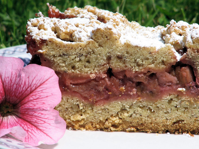 Orzechowe ciasto z truskawkowo-rabarbarową masą - zdjęcie 3