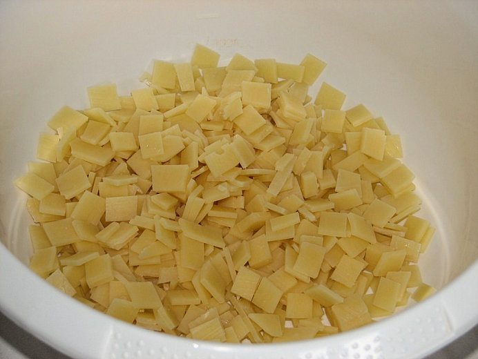 Plasterki żółtego sera pokrojone w kostkę