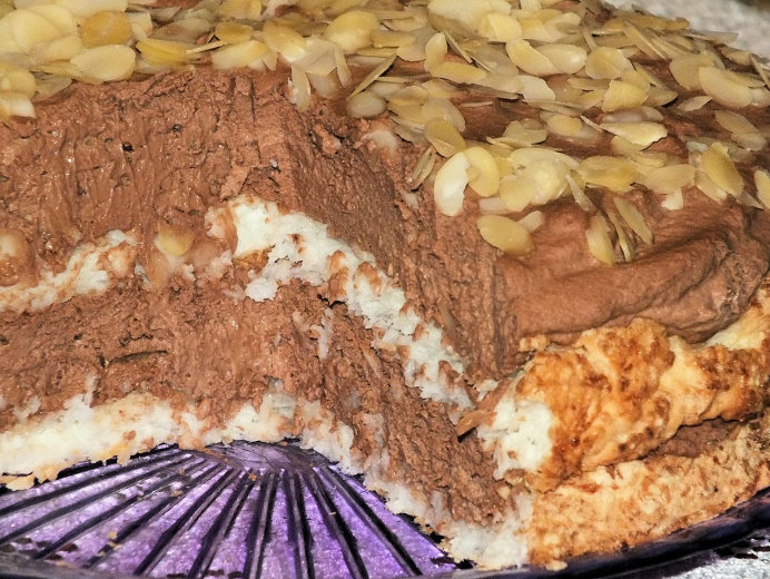 Tort kokosowy z śmietankowo-czekoladową masą - zdjęcie 2