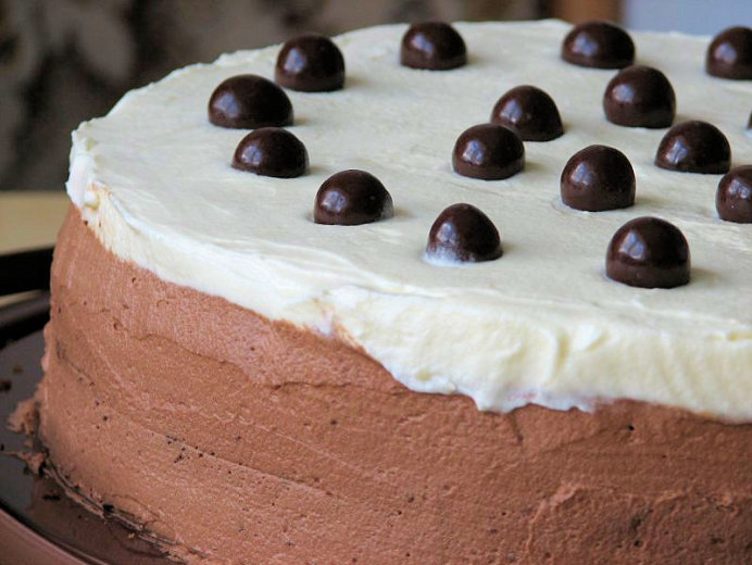 Wyśmienity i bardzo łatwy tort czekoladowy