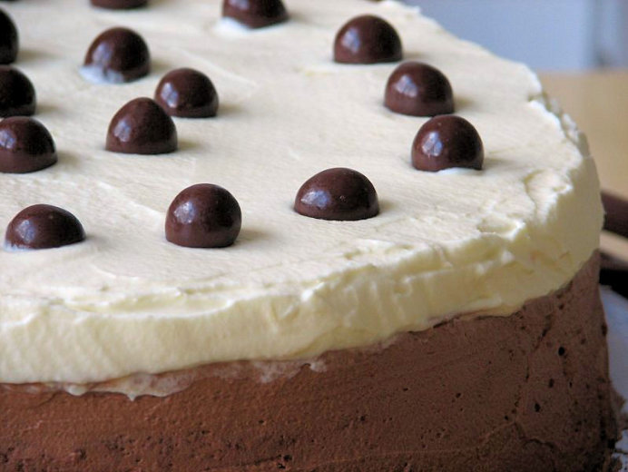 Wyśmienity i bardzo łatwy tort czekoladowy - zdjęcie 2