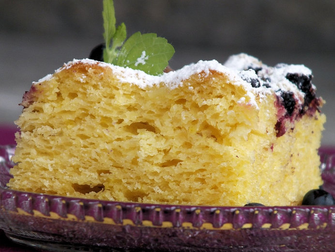 Żółte drożdżowe ciasto z jagodami i rabarbarem - zdjęcie 2