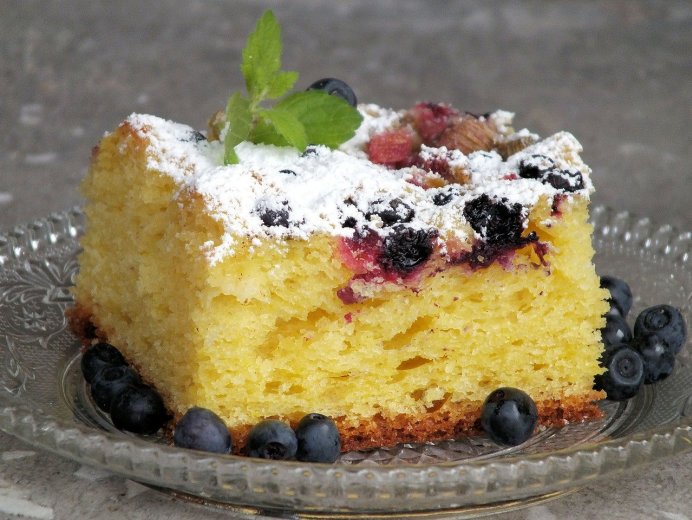 Żółte drożdżowe ciasto z jagodami i rabarbarem - zdjęcie 3