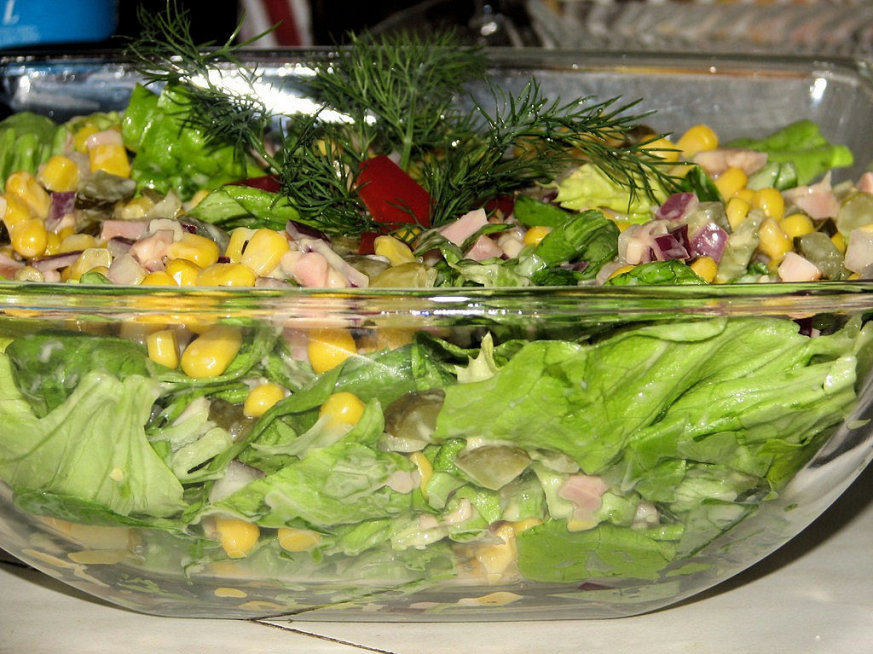 Dietetyczna sałatka z zielonej sałaty i wędzonego kurczaka - zdjęcie 2