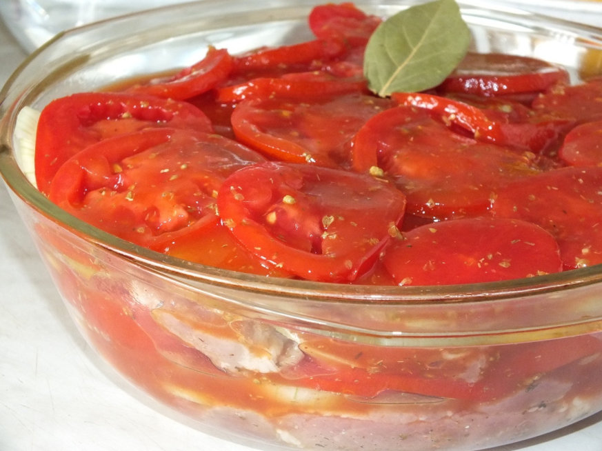 Karczek zapiekany z pomidorami i cebulą