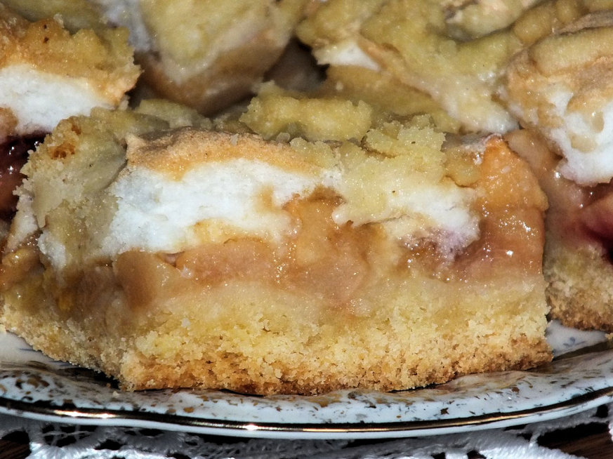 Kruche ciasto śliwkowo-jabłkowe z pianką i posypką - zdjęcie 2