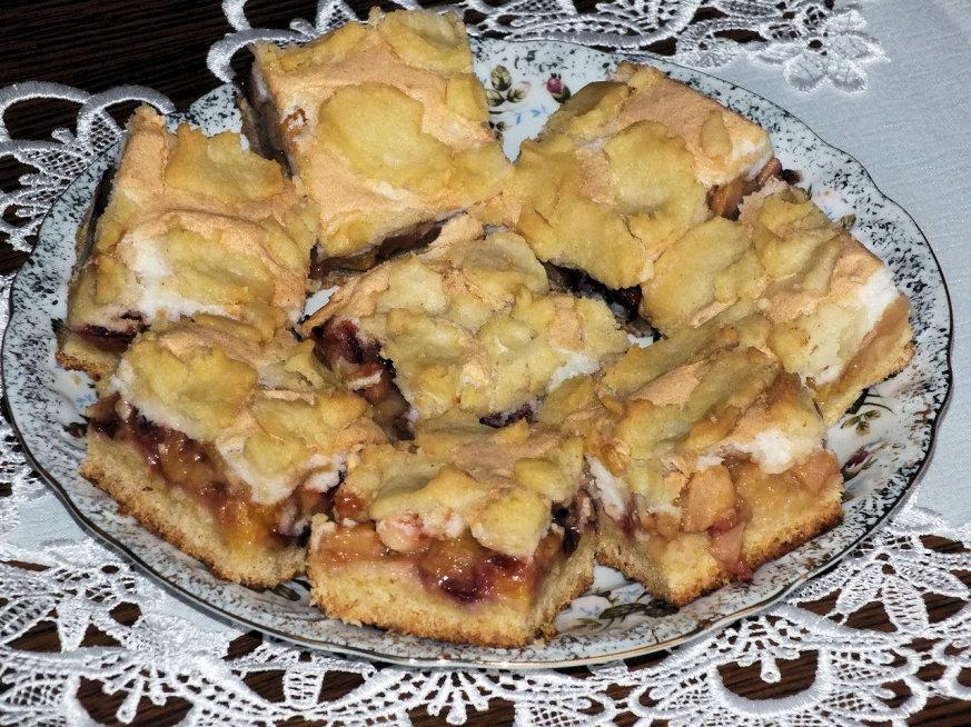 Kruche ciasto śliwkowo-jabłkowe z pianką i posypką - zdjęcie 3