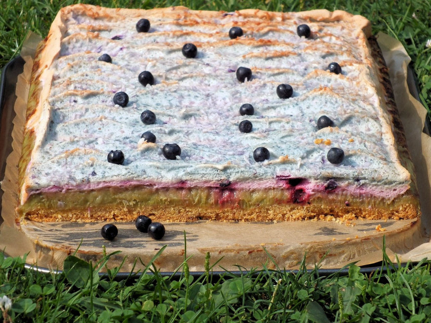 Kruche rabarbarowe ciasto z jagodową pianką - zdjęcie 2
