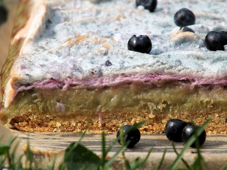 Kruche rabarbarowe ciasto z jagodową pianką - zdjęcie 3