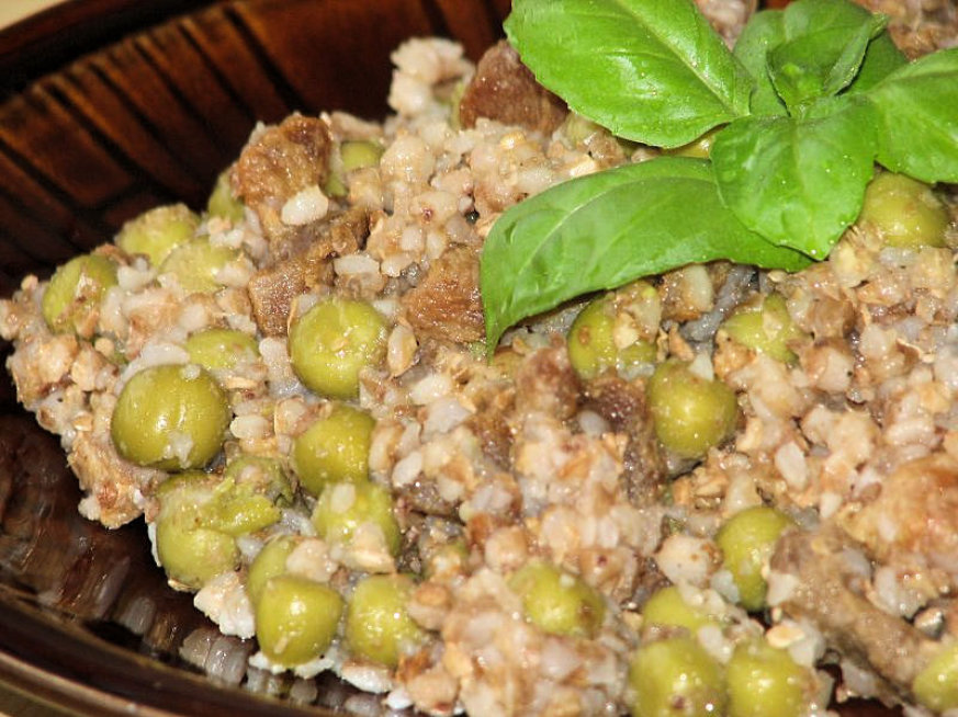Mięsna potrawka z kaszy gryczanej i zielonego groszku - zdjęcie 2