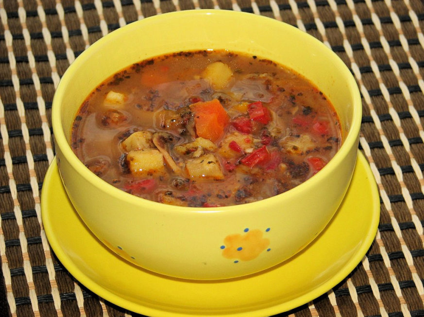 Pożywna zupa gulaszowa