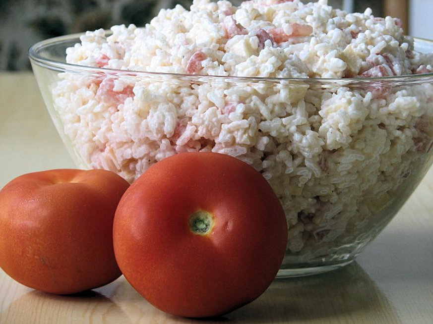 Sałatka ryżowa z pomidorem