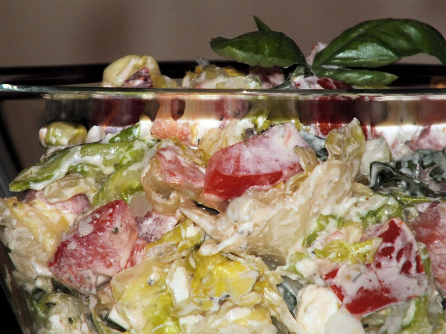 Smaczna sałatka z zielonej sałaty i sera Feta - zdjęcie 2