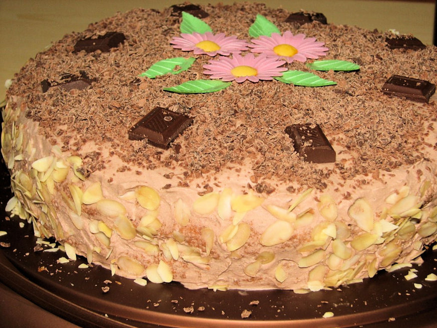 Tort śmietankowo-czekoladowy z chałwą