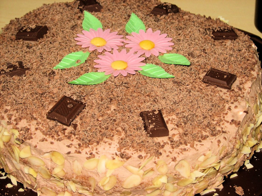 Tort śmietankowo-czekoladowy z chałwą - zdjęcie 2