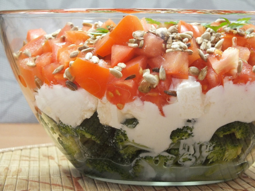 Warstwowa sałatka z brokułem i pomidorem - zdjęcie 2