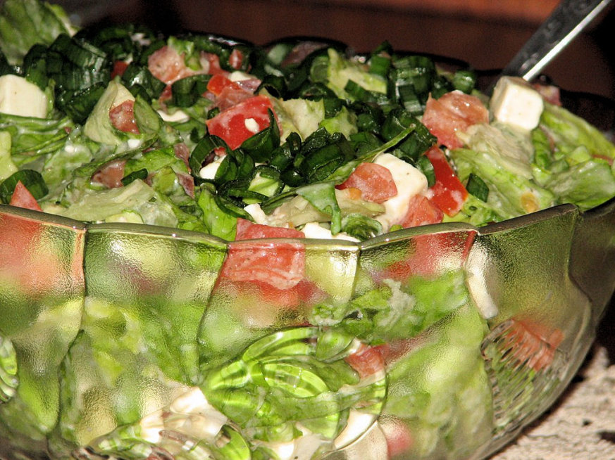 Zielona sałata w sosie z pomidorami i serem Feta - zdjęcie 2