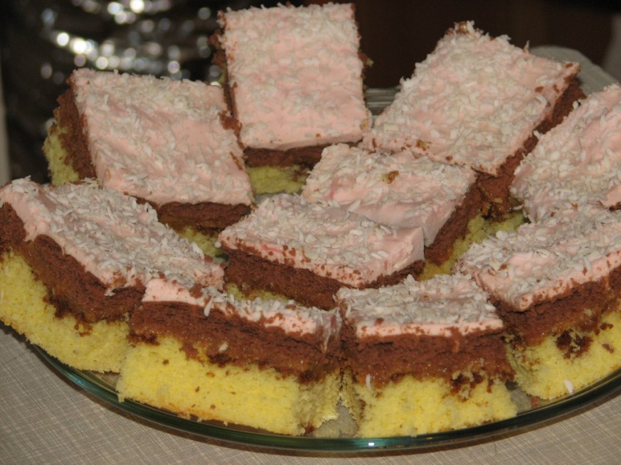 Ciasto biszkoptowe z masą krówkową i pianką
