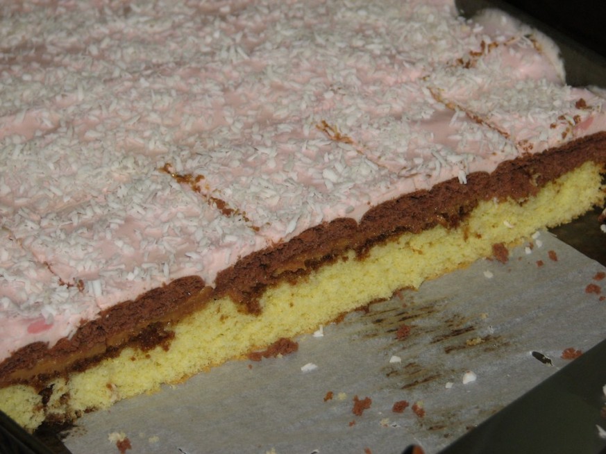 Ciasto biszkoptowe z masą krówkową i pianką - zdjęcie 2