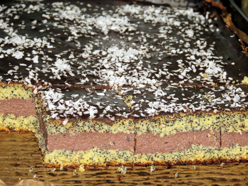 Makowy biszkopt przekładany czekoladową masą z kaszą manną - zdjęcie 2
