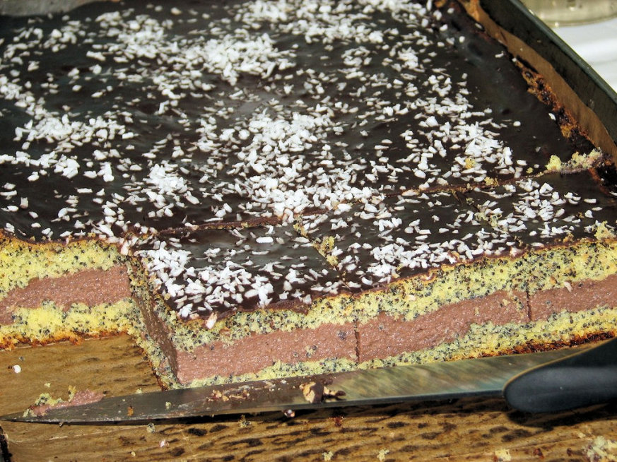 Makowy biszkopt przekładany czekoladową masą z kaszą manną - zdjęcie 3