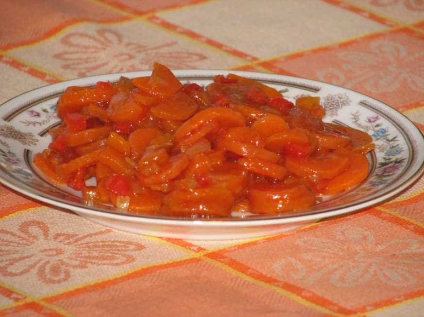 Sałatka z marchewki i czerwonej papryki - zdjęcie 3
