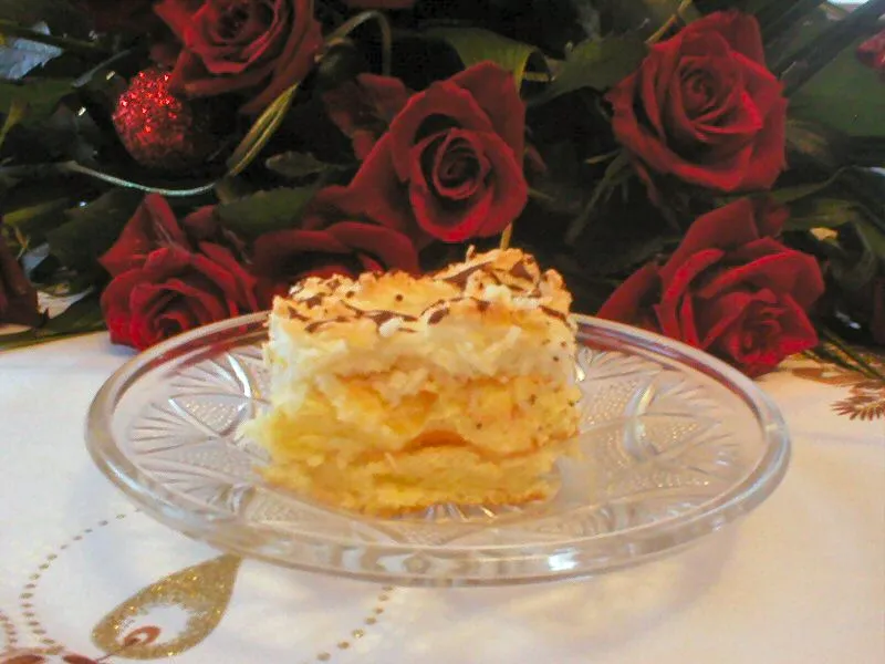 Biszkopt z kremem ananasowym