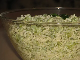 Sałatka brokułowa z makaronem chińskim - 1