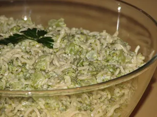 Sałatka brokułowa z makaronem chińskim - 10