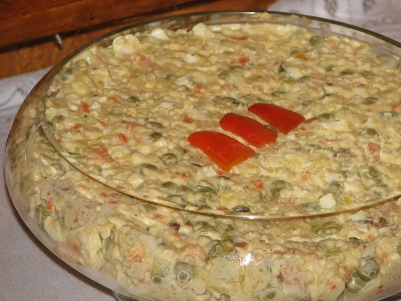 Jarzynowa sałatka z mielonymi kotletami