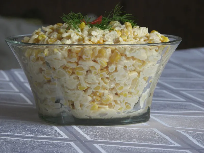 Sałatka z ananasem i czosnkiem