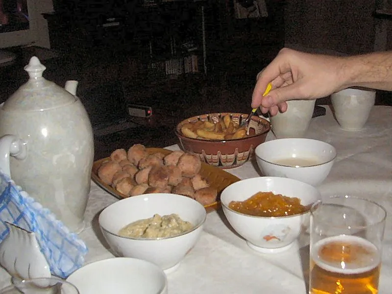 Pikantne kuleczki z różnymi sosami