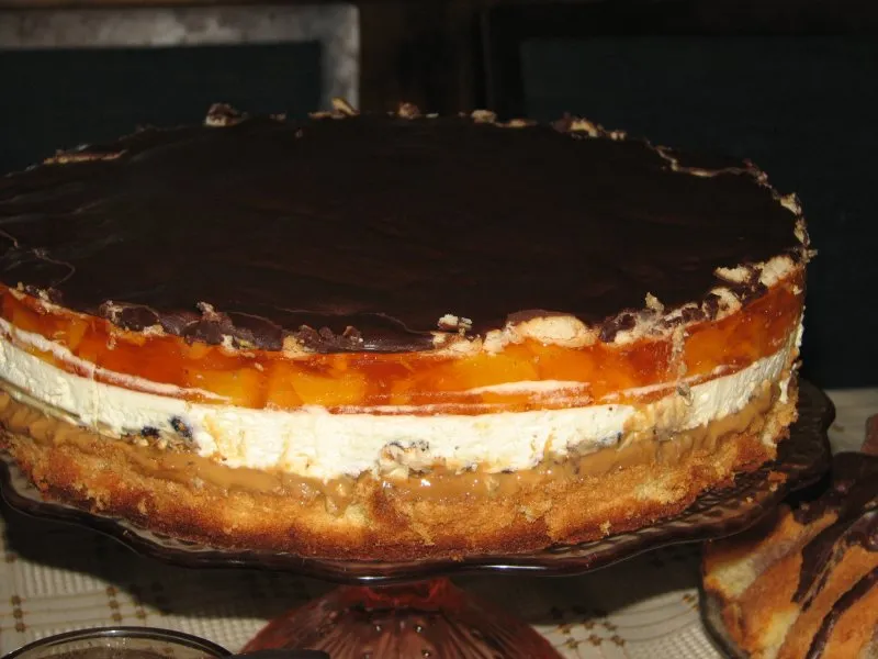 Tort brzoskwiniowy z toffi