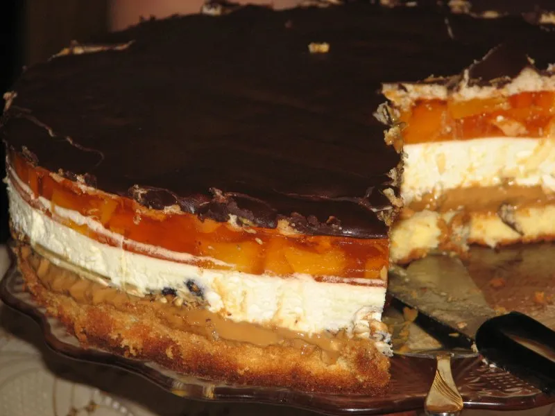 Tort brzoskwiniowy z toffi