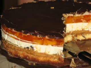 Tort brzoskwiniowy z toffi - 3