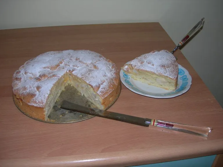 Owoce w cieście biszkoptowym