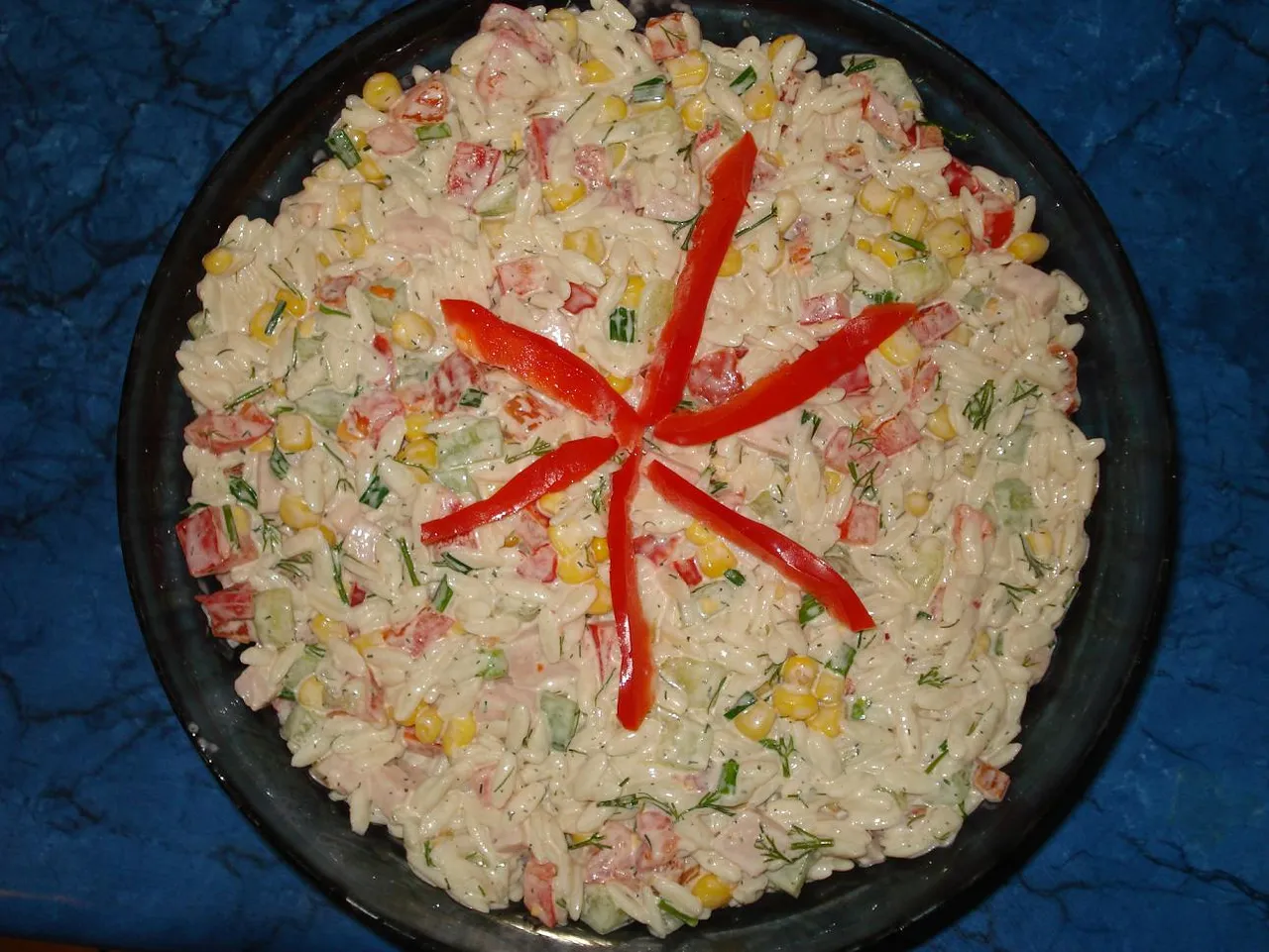 Sałatka z makaronem w formie ryżu