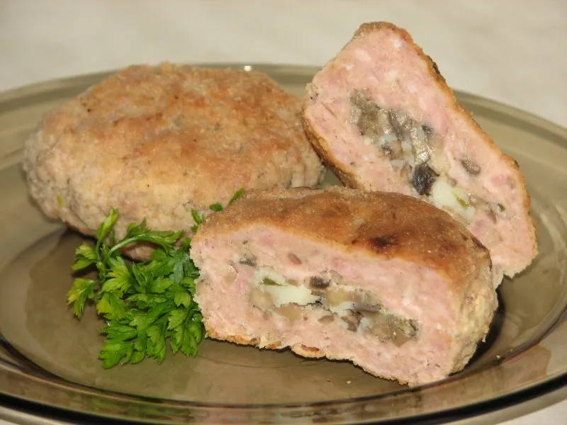 Kotlety mielone nadziewane pieczarkami