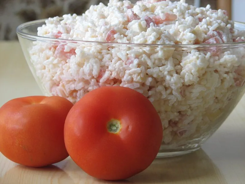 Sałatka ryżowa z pomidorem