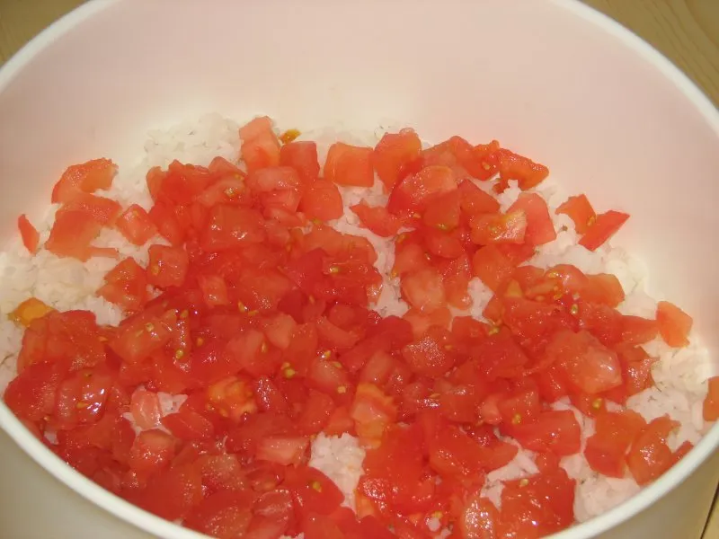 Sałatka ryżowa z pomidorem