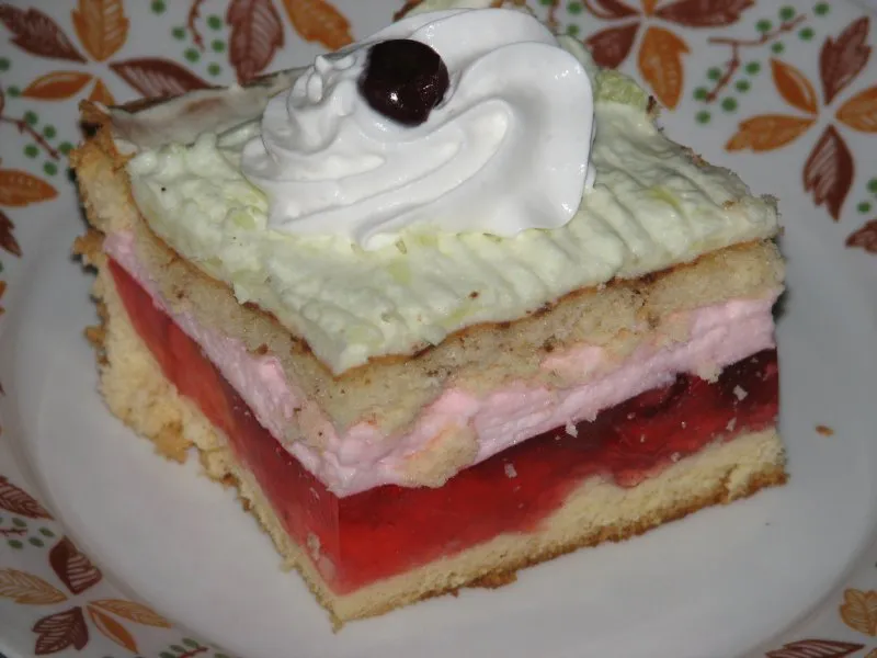 Biszkopt z kolorowymi masami