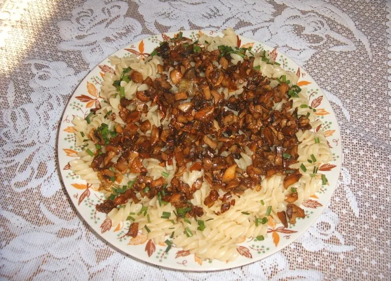 Makaron z pieczarkami i cebulą