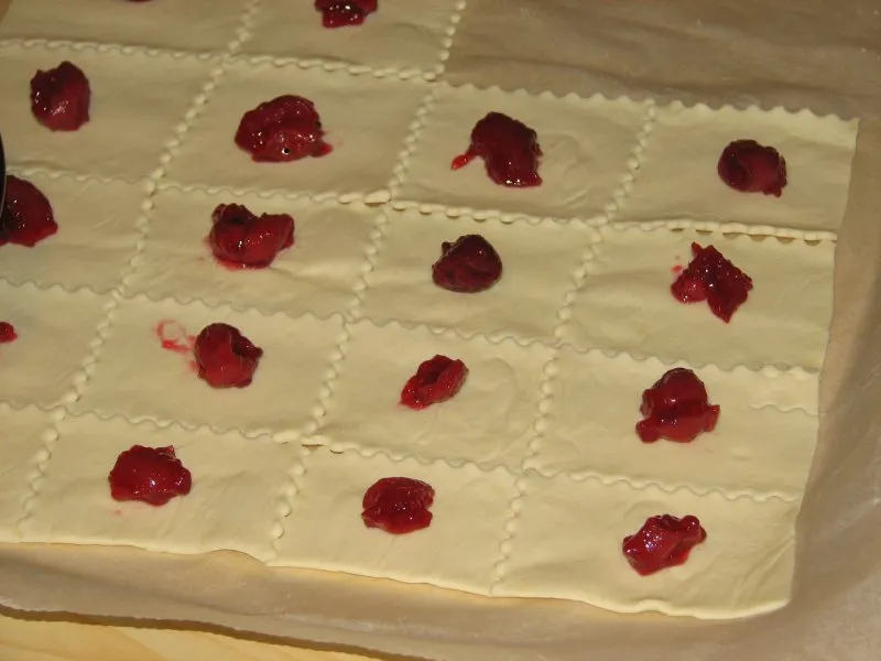 Ciasteczka francuskie z wisienkami