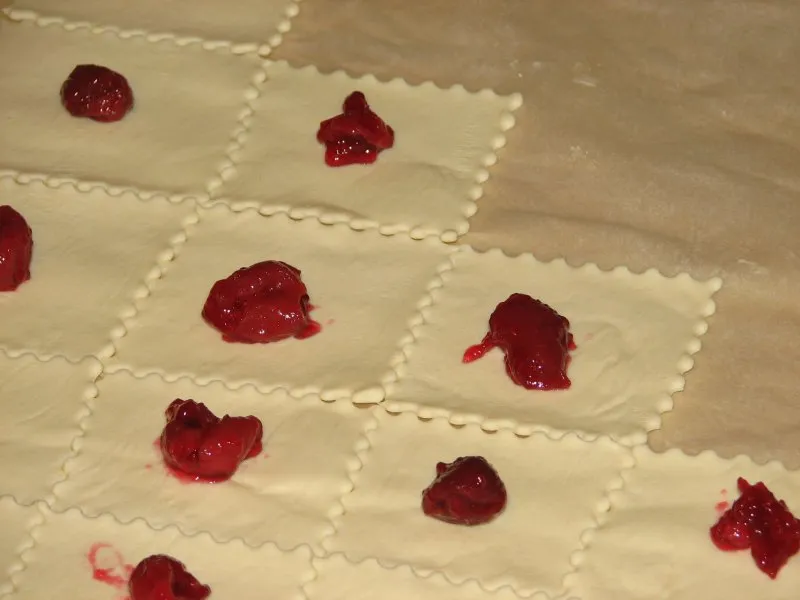 Ciasteczka francuskie z wisienkami