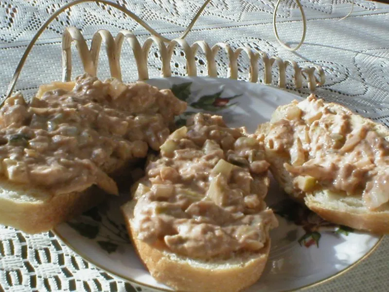 Pasta z wędzonej makreli z konserwowym ogórkiem