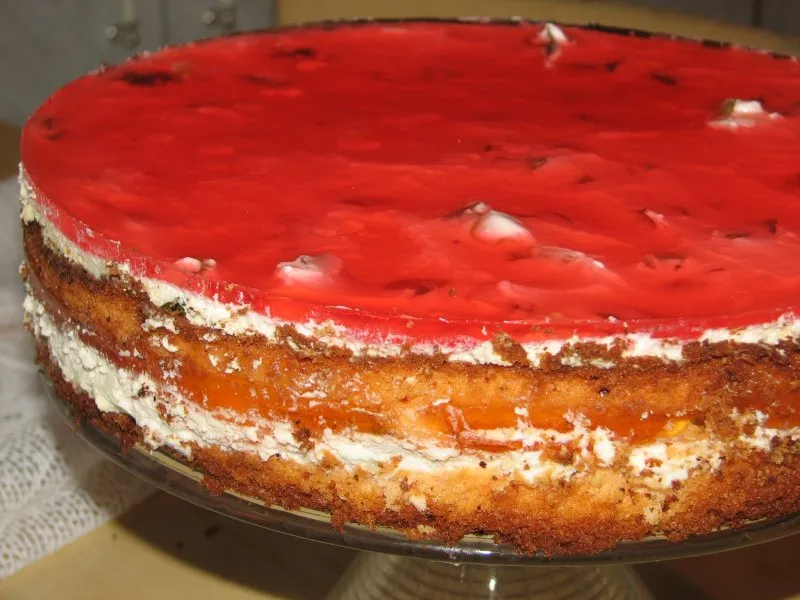 Tort galaretkowy ze śmietaną