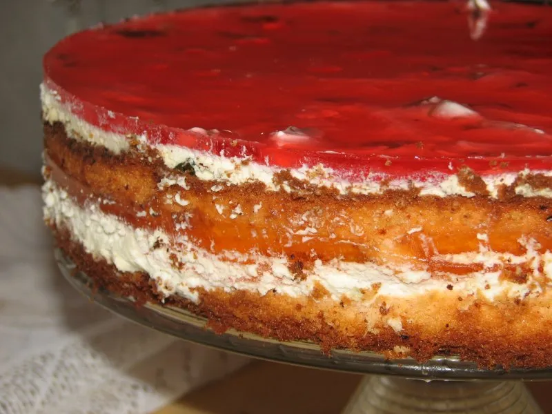 Tort galaretkowy ze śmietaną